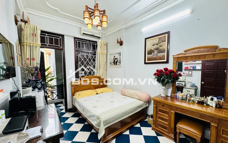 PHƯƠNG MAI - ĐỐNG ĐA - Ô TÔ  ĐỖ CỔNG, QUAY ĐẦU - NHÀ ĐẸP HAI THOÁNG TRƯỚC SAU FULL ĐỒ XỊN - , CHỈ VIỆC VỀ Ở - AN SINH TUYỆT VỜI - AN NINH TỐT - DI