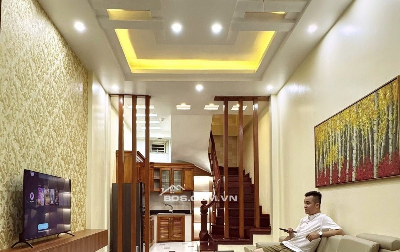 Bán nhà phố Nguyễn Khang 15m ra ô tô