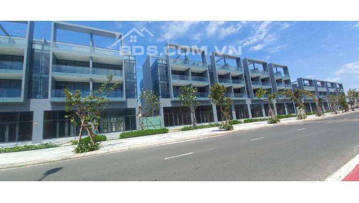 Shophouse 3 tầng 6x28 thiết kế hiện đại full kính tầm view panorama trực diện biển.