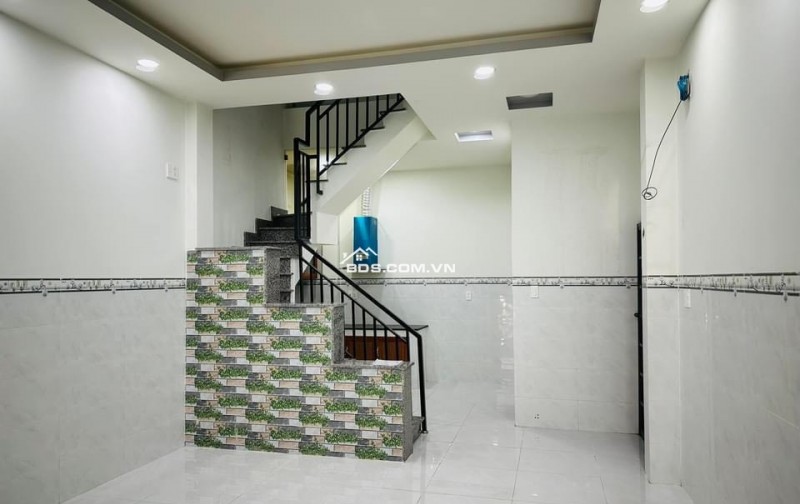 CHO THUÊ NGUYÊN CĂN 40M2 MẶT TIỀN BẾN XE MIỀN TÂY 12 TRIỆU