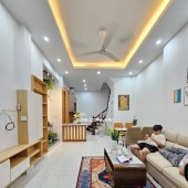 Bán nhà Pháo Đài Láng- Đống Đa, gần phố, ở ngay, 35m*5T. Chỉ 6.9 tỷ.