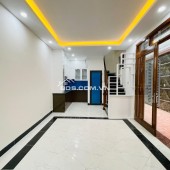 Cho thuê nhà mặt phố Giải Phóng ngã 3 đèn đỏ, 50m.x 4 tầng mt 4,5m 25tr vỉa hè 3,5m