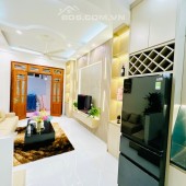 Bán nhà nguyễn hoàng ngay sau Đại  học Thương Mại, 5 tầng 4 ngủ, 100 m otô, ngõ thông