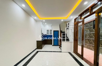 Cho thuê nhà mặt phố Giải Phóng ngã 3 đèn đỏ, 50m.x 4 tầng mt 4,5m 25tr vỉa hè 3,5m