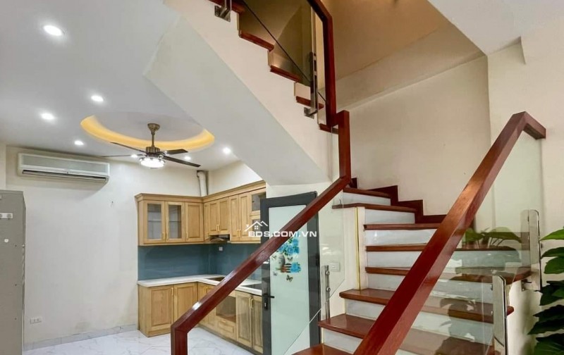BÁN NHÀ PHÂN LÔ PHAN VĂN TRƯỜNG 40m 9 TỶ 5 TẦNG MT 4m KINH DOANH SẦM UẤT TRUNG TÂM CẦU GIẤY OTO QUA NHÀ