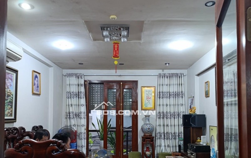 Nhà phố thuỵ khuê, dt; 60m x 5 tầng, có thang máy. ô tô đỗ cửa. kinh doanh, văn phòng