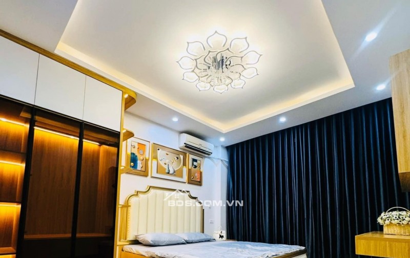 6.39 tỷ nhà Hoàng Hoa Thám - 30m2 - 5 tầng - Ngõ thông - Đường thoáng