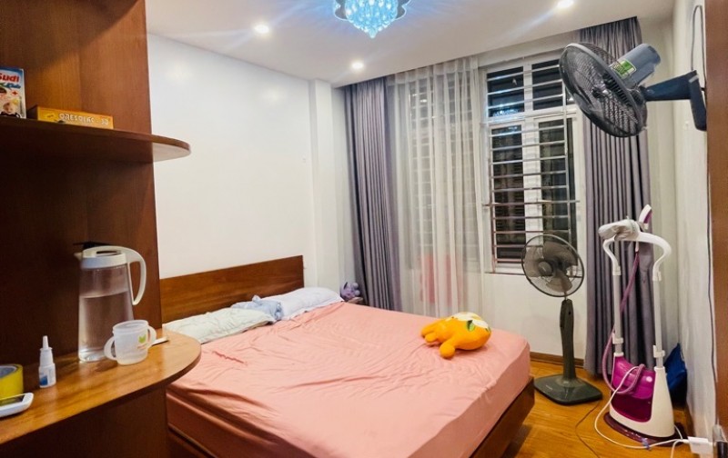 NHÀ ĐẸP RỰC RỠ - CON PHỐ VIP THÁI THỊNH. AN SINH TỐT. - DIỆN TÍCH 40M2 - GIÁ CHỈ 8,6 Tỷ