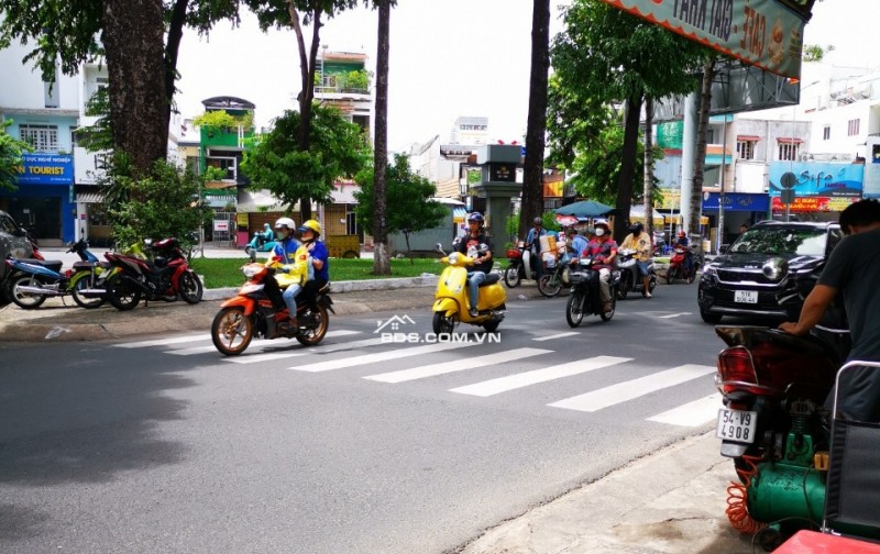 Bán Nhà Cấp 4, Nhà Nát 4 x 17 Hẻm Xe Tải 10 Mét Khu An Ninh Gần Công Viên Gia Định