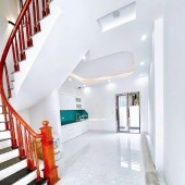 UBND Đại Thành - Cầu Đại Thành. Nhà 3 tầng giá 2 tỷ. Oto đỗ cửa. 100m ra đường liên huyện