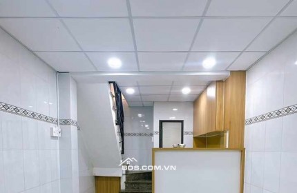 Bán nhà 3 tầng Nguyễn Tất Thành Quận 4, 3x8m, 3PN, sân thượng chỉ 3 tỷ 2