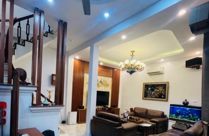 NHÀ ĐẸP RỰC RỠ - CON PHỐ VIP THÁI THỊNH. AN SINH TỐT. - DIỆN TÍCH 40M2 - GIÁ CHỈ 8,6 Tỷ