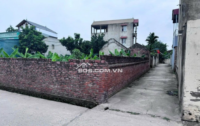 Chỉ hơn 700 triệu!
- Chính chủ gửi em bán độc quyền lô đất 
42m2 thôn Yên Kiện, xã Đông Sơn, Chương Mỹ, HN
- Đường thông ô tô vào tận đất 
- Full