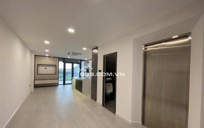 Nhà Bán đường Phạm Hùng, đầu đủ nội thất, có hầm và có thang máy, giá 16 tỷ