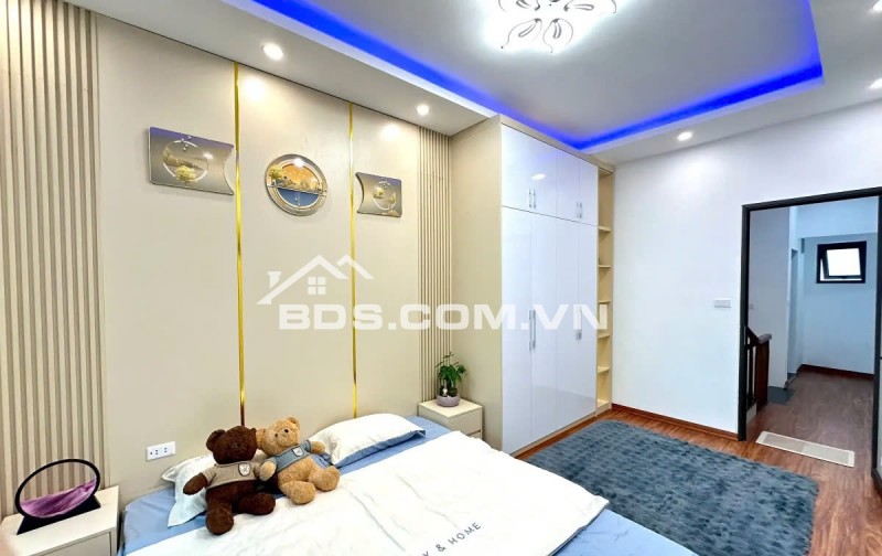 Đường Láng Vip của Vip khu Đống Đa - Cầu Giấy, trước nhà ô tô tránh nhau thoải mái 33m2 x 5 tầng 8.2 tỷ