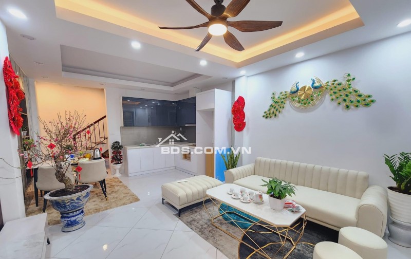 Cần Bán Nhà Quận Thanh Xuân, Sát Royal City, DT 35m2 x 4T, Chỉ 4.5 Tỷ, Ngõ Nông Gần Phố.