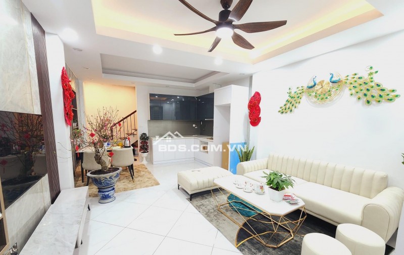 Cần Bán Nhà Quận Thanh Xuân, Sát Royal City, DT 35m2 x 4T, Chỉ 4.5 Tỷ, Ngõ Nông Gần Phố.