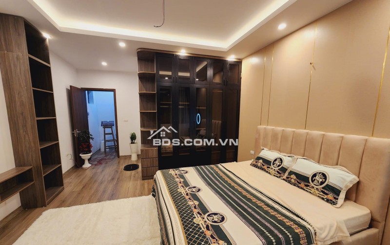 Cần Bán Nhà Quận Thanh Xuân, Sát Royal City, DT 35m2 x 4T, Chỉ 4.5 Tỷ, Ngõ Nông Gần Phố.