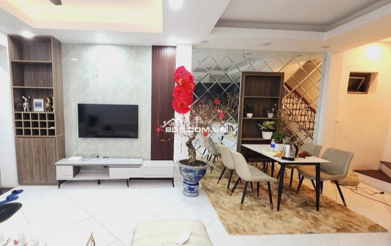 Cần Bán Nhà Quận Thanh Xuân, Sát Royal City, DT 35m2 x 4T, Chỉ 4.5 Tỷ, Ngõ Nông Gần Phố.