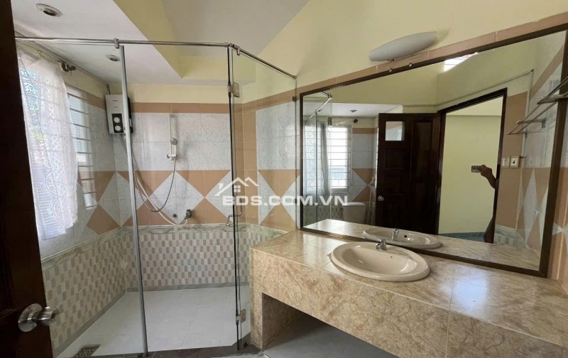 Cho thuê Villa sân vườn Thảo Điền 10x20 4PN 4WC đường xe hơi, đậu 2 xe thoải mái chỉ 30 triệu - Giá chỉ có tới 30/08