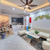 Cần Bán Nhà Quận Thanh Xuân, Sát Royal City, DT 35m2 x 4T, Chỉ 4.5 Tỷ, Ngõ Nông Gần Phố.