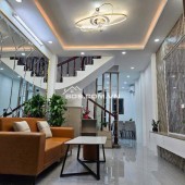 Anh trai nhờ bán gấp nhà phố Trạm 38m,5tầng ,oto đỗ cổng ,gần sân Golf , hàng xóm Aeonmall_ chỉ 4,8 tỷ