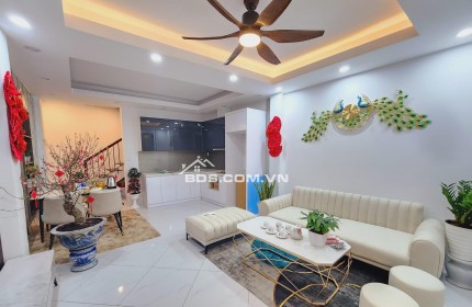 Cần Bán Nhà Quận Thanh Xuân, Sát Royal City, DT 35m2 x 4T, Chỉ 4.5 Tỷ, Ngõ Nông Gần Phố.