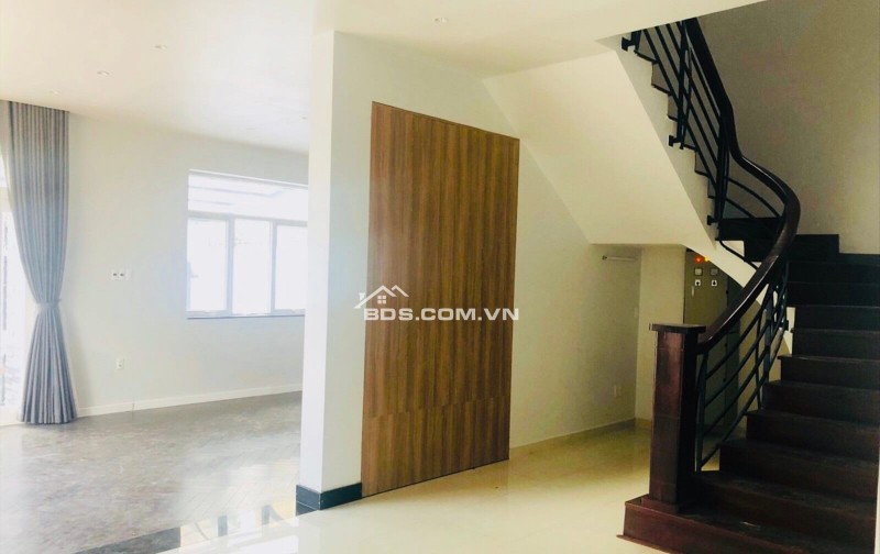 Tin nóng! Bán biệt thự phố Thảo Điền  205m2, hồ bơi riêng, Chủ nhà đang kẹt tiền, cần bán gấp