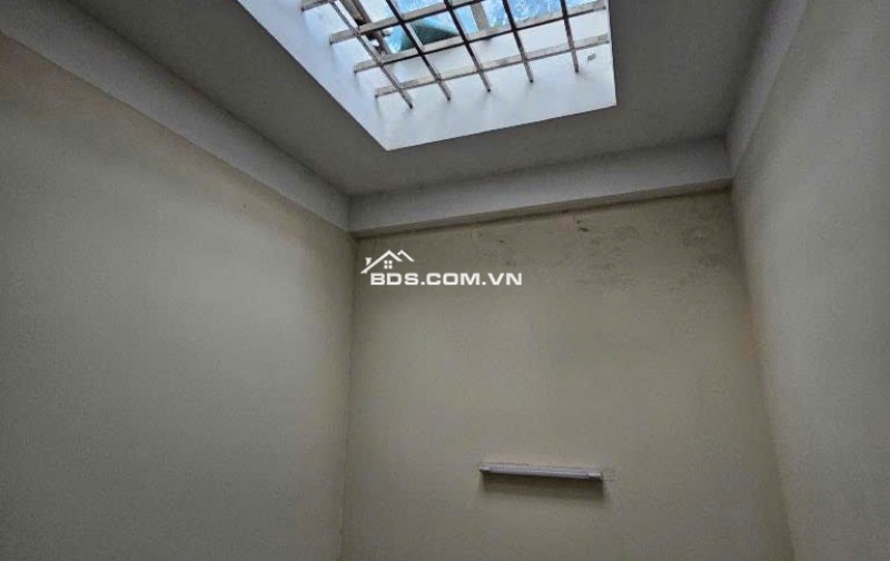 BÁN NHÀ TRUNG KÍNH QUẬN CẦU GIẤY 55M2 GẦN TRƯỜNG HỌC, SÂN BÓNG, Ô TÔ QUA NHÀ