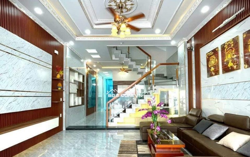 Nhà 3 tầng, đẹp, sang trọng, 105m2, Giá tốt, mặt tiền nhựa 8m, kinh doanh tốt