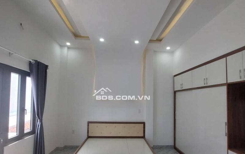 Nhà 3 tầng, đẹp, sang trọng, 105m2, Giá tốt, mặt tiền nhựa 8m, kinh doanh tốt