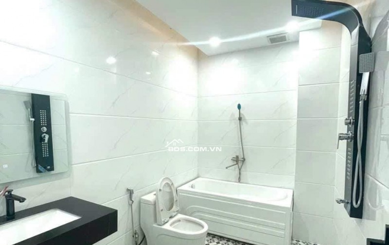 Nhà 3 tầng, đẹp, sang trọng, 105m2, Giá tốt, mặt tiền nhựa 8m, kinh doanh tốt