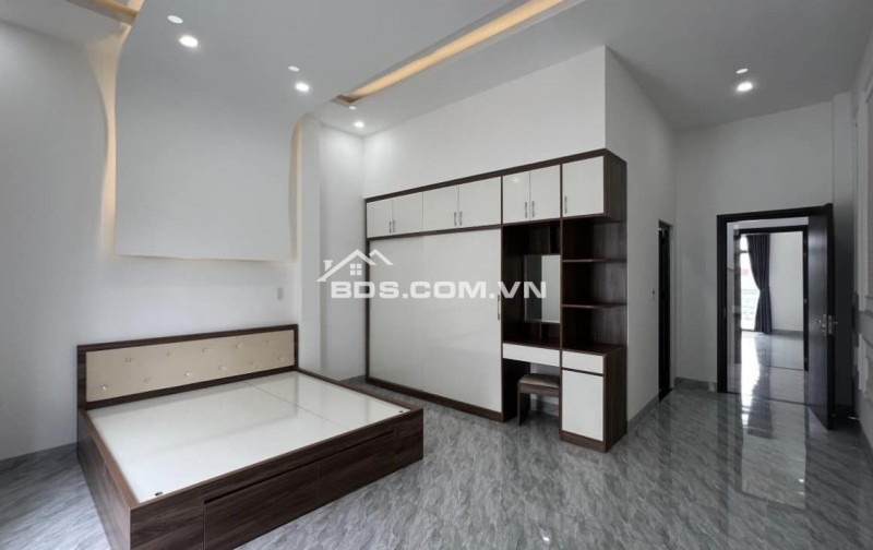 Nhà 3 tầng, đẹp, sang trọng, 105m2, Giá tốt, mặt tiền nhựa 8m, kinh doanh tốt