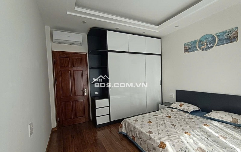 Cần Bán căn nhà 30m2, 5 tầng, giá chỉ 4,95 tỷ ,trên đường Nguyễn Văn Linh, Long Biên, 0902318197