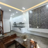 Cần Bán căn nhà 30m2, 5 tầng, giá chỉ 4,95 tỷ ,trên đường Nguyễn Văn Linh, Long Biên, 0902318197