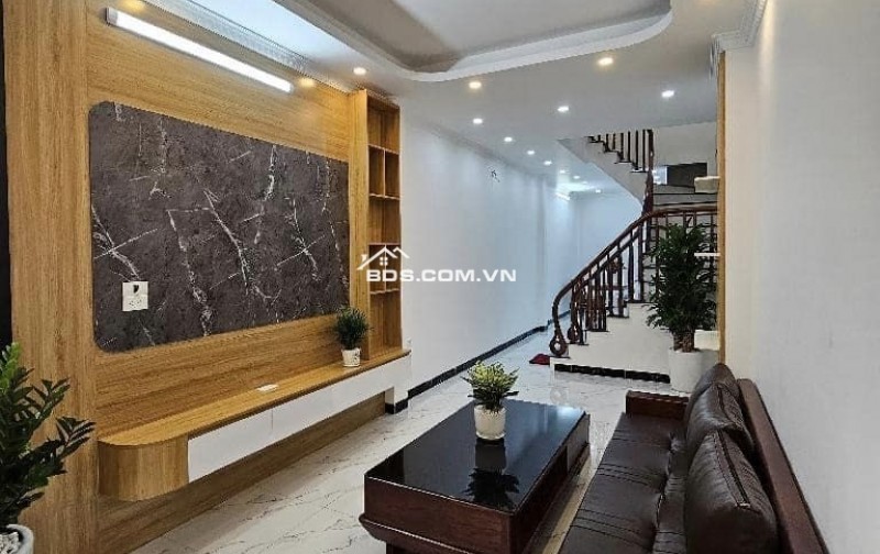 Nhà đẹp ở ngay phố Trạm Long Biên diện tích 45m thang máy chờ giá hơn 6 tỷ