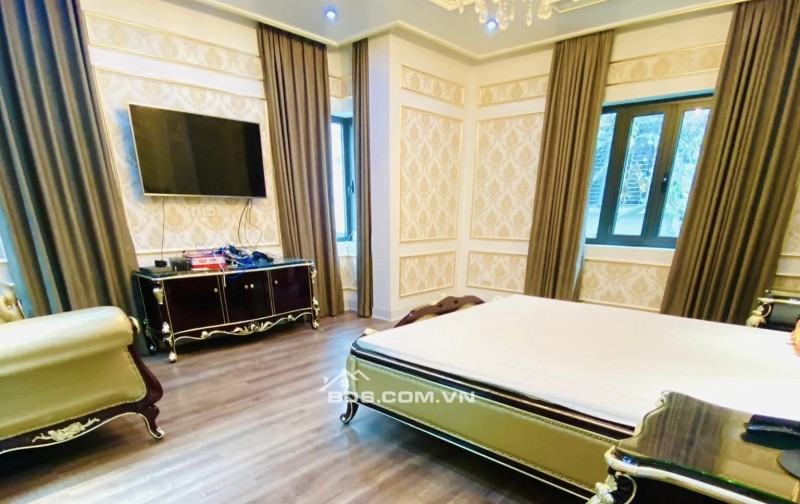 ⚜️ Biệt Thự VIP KĐT Dịch Vọng, 268m2 4T MT 16m, Siêu Đẹp Tặng Nội Thất 20 Tỷ, Chỉ 72 Tỷ ⚜️