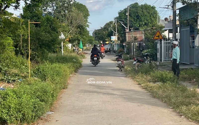 Bán nền gần trường tiểu học Long Hoà, huyện Phú Tân, An Giang. Diện tích : 5m x 19m Nền gần UBND, Trường học, trạm y tế, dân cư đông đúc..... Giá bán : 3 trăm 99 triệu. Sổ sẵn sang tên trong ngày.  Liên hệ : 076.883.0026