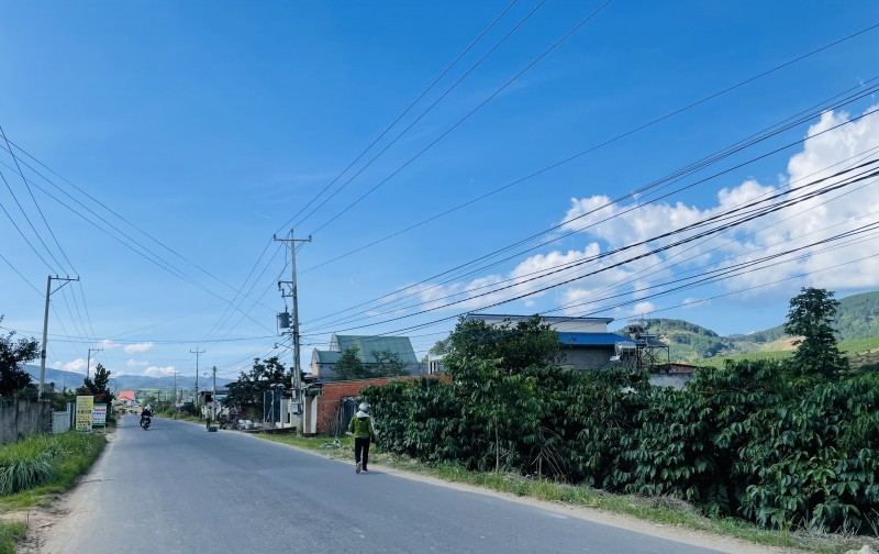 Lô đất ven Đà Lạt, 10m mặt tiền đường liên tỉnh, gần UBND và xã Phi Tô, Lâm Hà, ra sân bay liên khương chỉ 30km, sẵn 200m2 đất ở, pháp lý hoàn thiện!