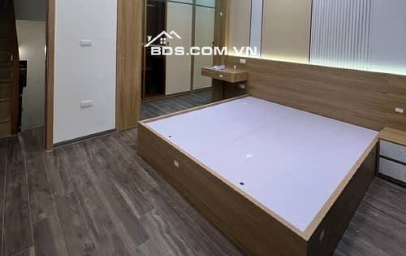 Nhà tại ngõ thông giữa Lê Trọng Tấn và Hoàng Văn Thái, vị trí đẹp, cách ngõ ô tô tránh chỉ 10m, thuận tiện đi lại. Giá: 6.95 tỷ, diện tích 178 m².