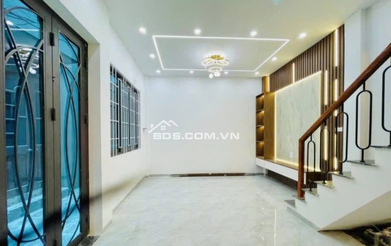 Nhà phố mặt tiền siêu rộng, chỉ 30m đến đường lớn - 6 phòng ngủ với ban công, nở hậu.