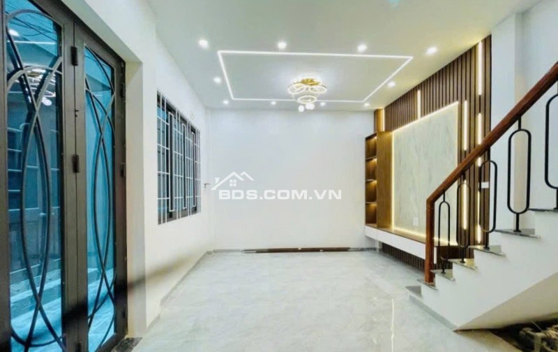 Mặt tiền rộng rãi, cách phố chỉ 30m - Nhà 6 phòng ngủ, mỗi phòng đều có ban công và thiết kế nở hậu.