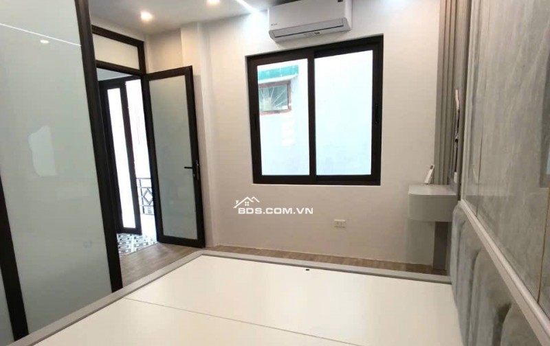 Căn nhà 6 phòng ngủ, mặt tiền siêu rộng, gần phố 30m - Mỗi phòng đều có ban công, thiết kế nở hậu.