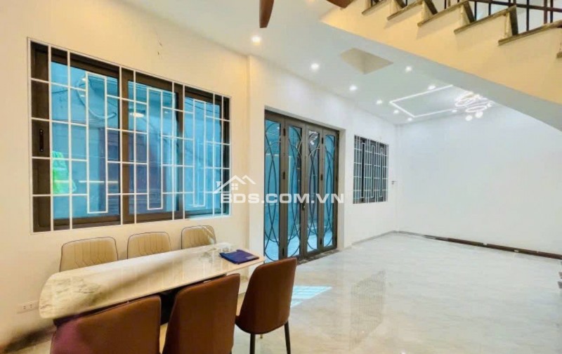 Căn nhà 6 phòng ngủ, mặt tiền siêu rộng, gần phố 30m - Mỗi phòng đều có ban công, thiết kế nở hậu.