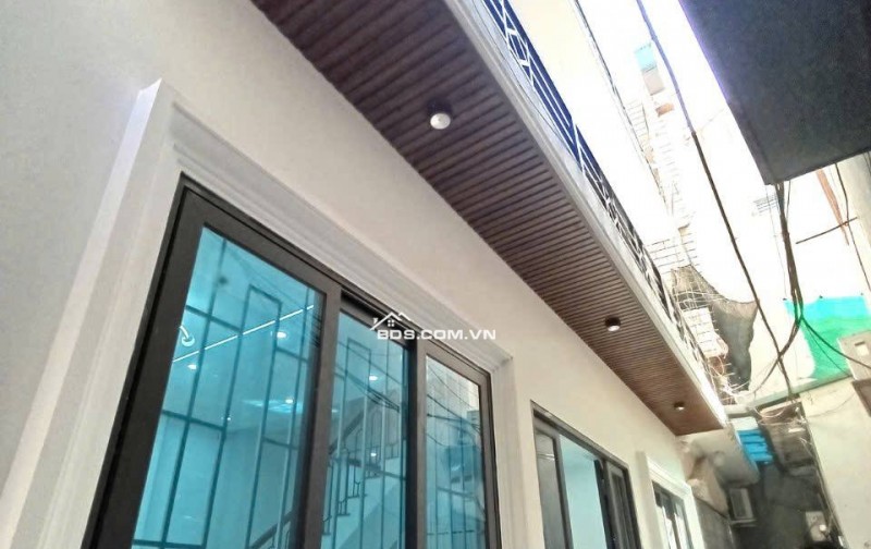 Nhà phố mặt tiền siêu rộng, chỉ 30m đến đường lớn - 6 phòng ngủ với ban công, nở hậu.