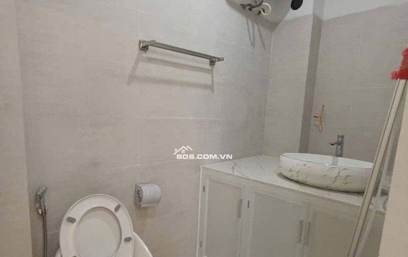 Mặt tiền rộng rãi, cách phố chỉ 30m - Nhà 6 phòng ngủ, mỗi phòng đều có ban công và thiết kế nở hậu.