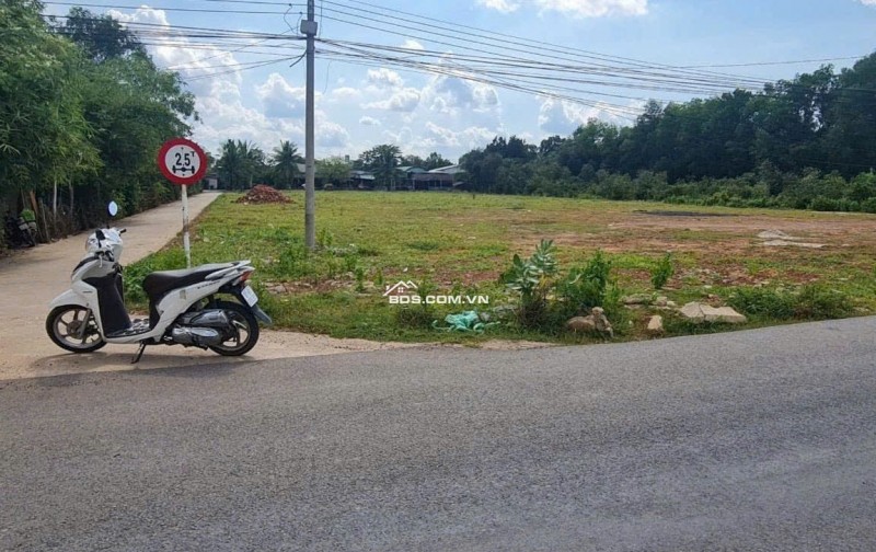 BÁN GÓC 2 MT 1680M2 ĐẤT NGAY TRUNG TÂM DÂN CƯ ĐÔNG NẰM NGAY 2 MẶT TIỀN ĐƯỜNG 18M VÀ 9M. GIÁ CHỈ 170TR