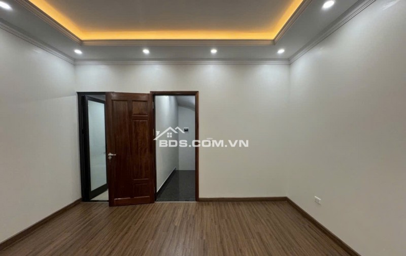 Bán nhà  xinh Ngọc Lâm 36m2 thang máy– nhỉnh 10 tỷ– ô tô vào nhà- kinh doanh sầm uất.