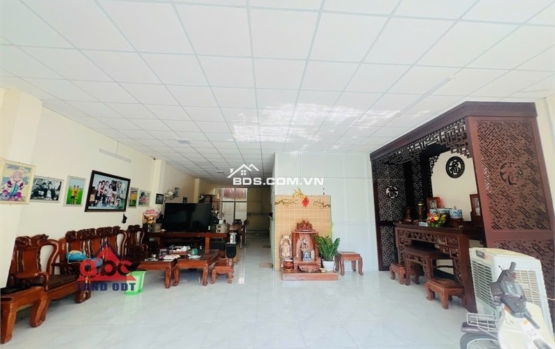 NP995 nhà phố ngang 8m, vị trí thuận lợi kinh doanh showroom đồ gỗ nội thất