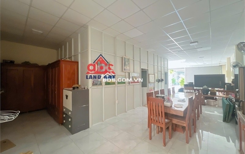 NP995 nhà phố ngang 8m, vị trí thuận lợi kinh doanh showroom đồ gỗ nội thất